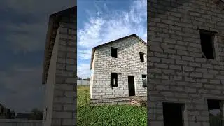 Крыша выдавила стены дома. The roof squeezed out the walls of the house.