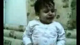 طفلة زعلانة وتدعي