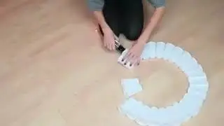 Muñeco de nieve hecho con vasos plasticos