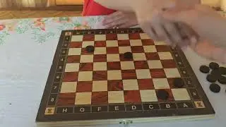 Учимося іграти в шашки 