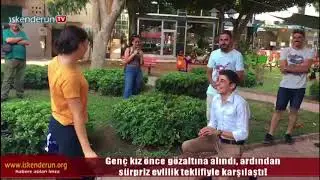 Genç kıza gözaltılı sürpriz evlilik teklifi...