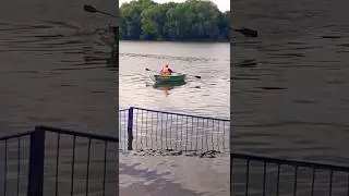 Спасатель на лодке причаливает к берегу. Щуровский пляж.