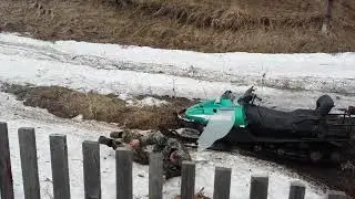 Разбил снегоход