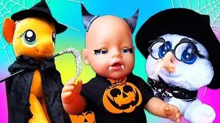 Видео про Хэллоуин! Игрушки Эппл Джек, Беби Бон и кролик получают конфеты от клоуна!