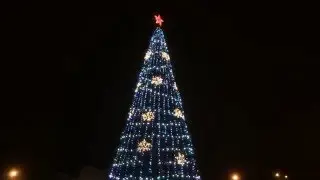 Новогодняя елка в центре Симферополя и прибытие 22 метровой елки из Великого Устюга