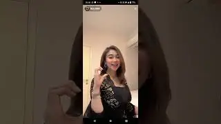 Niswahbm wears a black kebaya