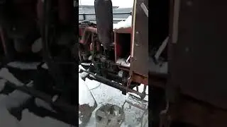 Не повторять! Дед в деревне, заводит трактор Т-25 зимой в заморозки. Слабый аккумулятор. Что вышло ?