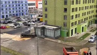 Танк таранит офис продаж застройщика