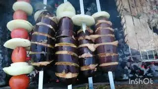 Бутерброды, баклажаны с беконом, и стейк на мангале