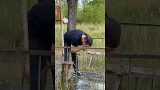 Пьёт воду из колодца в зоне отселения Чернобыльской АЭС 🤯