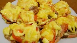 Отбивные из свинины с грибами и помидорами под сырной корочкой в духовке.