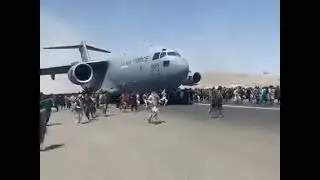 US air force surrounded by Afghans fleeing Taliban after tookover Kabul,citizens ends up falling off