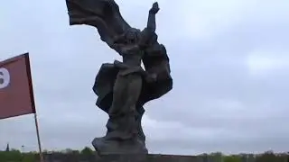 РИга 9 мая 2010 народ несёт цветы