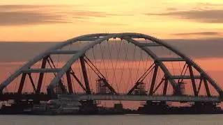 Керченский мост  12 октября 2017  ПЛАВООПОРЫ С АВТОДОРОЖНОЙ АРКОЙ КРЫМСКОГО МОСТА ВЫШЛИ НА ФАРВАТЕР