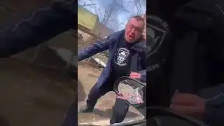 Мужик напал на машину с криком "Нацики!"
