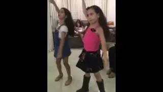 Camila dançando - 8 anos