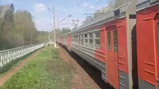 Электричка ЭД4М-0163 прибывает на платформу Абрамцево