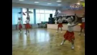 Танец маленьких утят. Танцуют дети