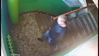 Курит в подъезде.