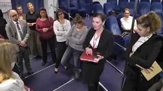 Адвокат Федоровская после выступления, окружена слушателями
