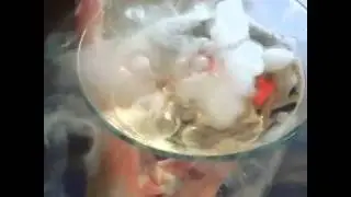 Танец сухого льда в бокале шампанского