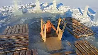 КРЕЩЕНИЕ. КУПАНИЕ В ПРОРУБИ. УГАРНОЕ ВИДЕО!! )))
