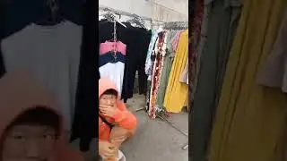 banyak yang jualan.serba ada kaya di pasar aja pabrik