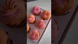 Spread the cream on the cupcakes