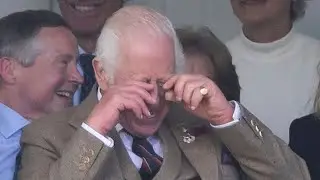 König Charles lacht Tränen bei den Highland Games