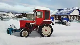Трактор т-25 с цепями противоскольжения. Очистка снега. 
