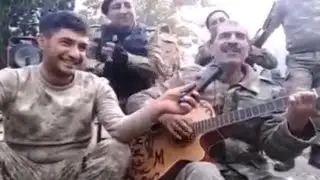 Азербайджанские солдаты веселятся во время карабахской войны