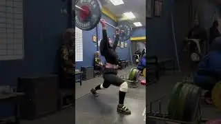 Cewek Angkat Berat