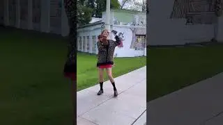 Утяшева устроила зажигательные танцы прямо на улице