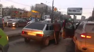 Парень в уггах навалял гопникам