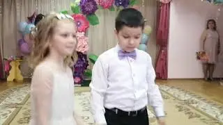 Выпускной в детском саду. Красивый вход  в зал