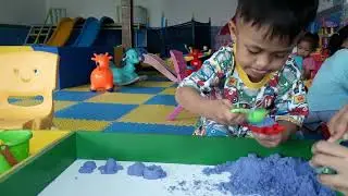 Serunya Bermain Bola Warna Warni, Prosotan, dan Bikin Hewan Pasir di Playground!