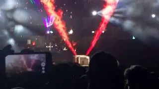 حماقي يغني 