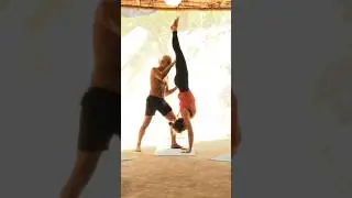 Simon Borg-Olivier teaching handstand
