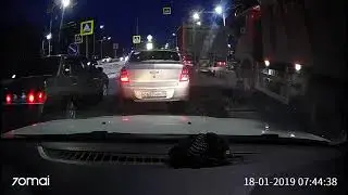 Главное - включить поворотник, а знать габариты и не наглеть - не главное
