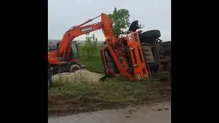 Татры ставят на колёса перевёрнутый камаз. ДТП камаз. Tatra.