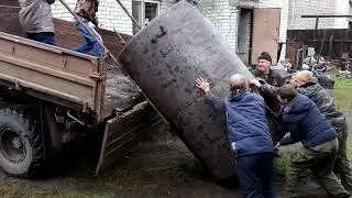 #ЖИЗНЬ  В ДЕРЕВНЕ. КАК ПОГРУЗИТЬ ЖЕЛЕЗНУЮ БОЧКУ БЕЗ КРАНА