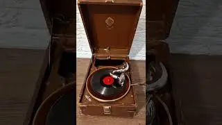 Патефон  Н.К.Т.П. Грампласттрест Ленинградский завод