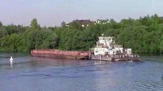 Буксир толкач БТМ-530, с пустой баржей, заходит в крутой поворот Москва-реки!