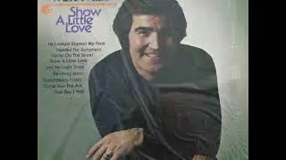 Show A Little Love - Walt Mills (1973)