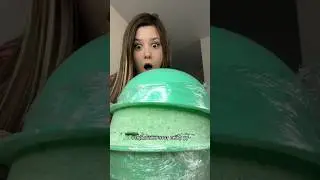 ШОК! ГИГАНТСКАЯ БОМБОЧКА В БАССЕЙНЕ🔥 #shorts