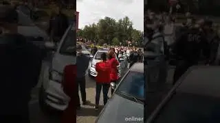 Тварь бьёт девушку