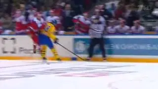 Илья Ковальчук уходит от силового приема шведа