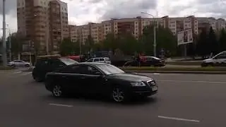 Минск, водителям раздают флаги СССР перед 9 мая