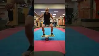 Приседания на балансборде