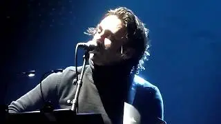 Damien Saez - planche à roulettes en live